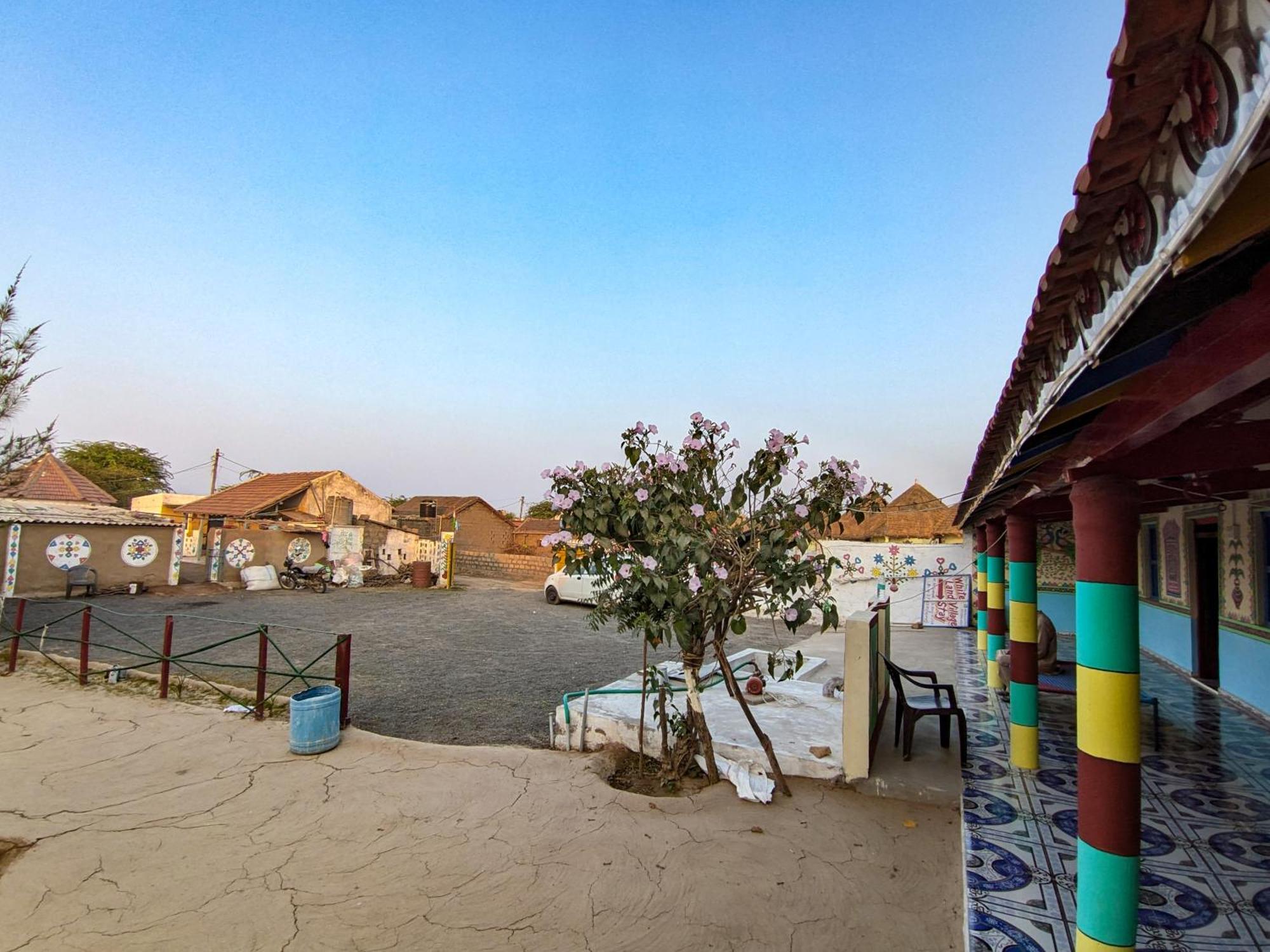 White Land Villagestay Dhordo Экстерьер фото
